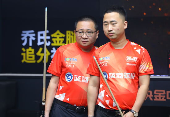 转身双手扣 转身双手扣